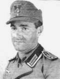 оберфельдфебель в униформе образца 1936 г. и в едином полевом кепи образца 1943 г.